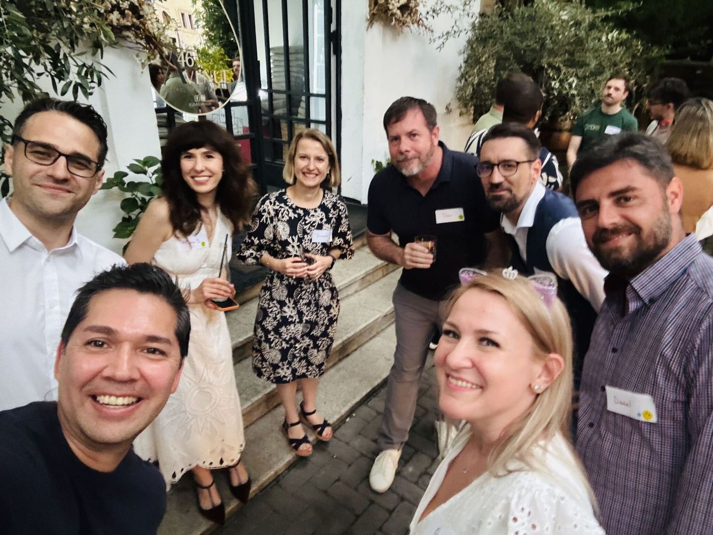 Eric taking a selfie with smiling guests at a 3rd Space Bucharest cocktail evening